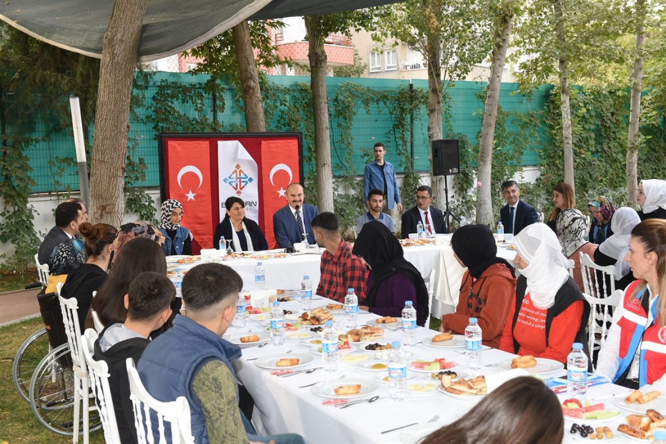 Yetim ve öksüz çocukları kahvaltıda ağırladı;