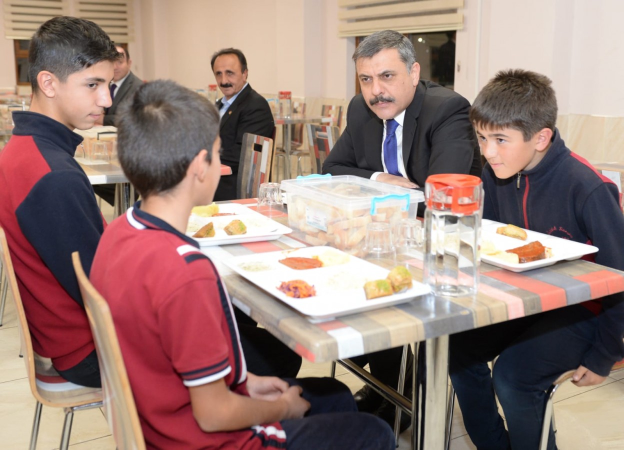 Ortaokul öğrencileriyle akşam yemeği;
