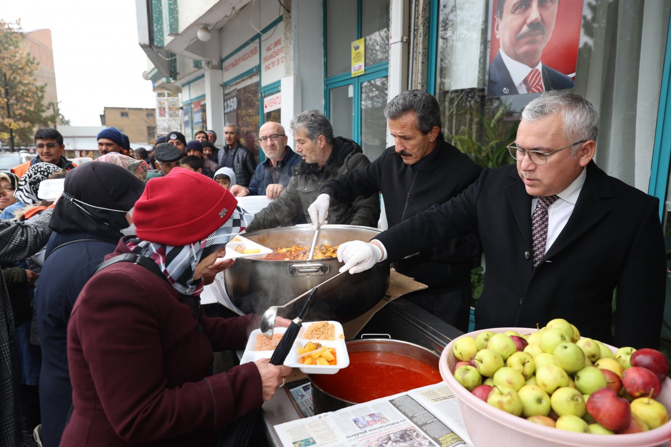 Cuma çıkışı sıcak yemek dağıttı;