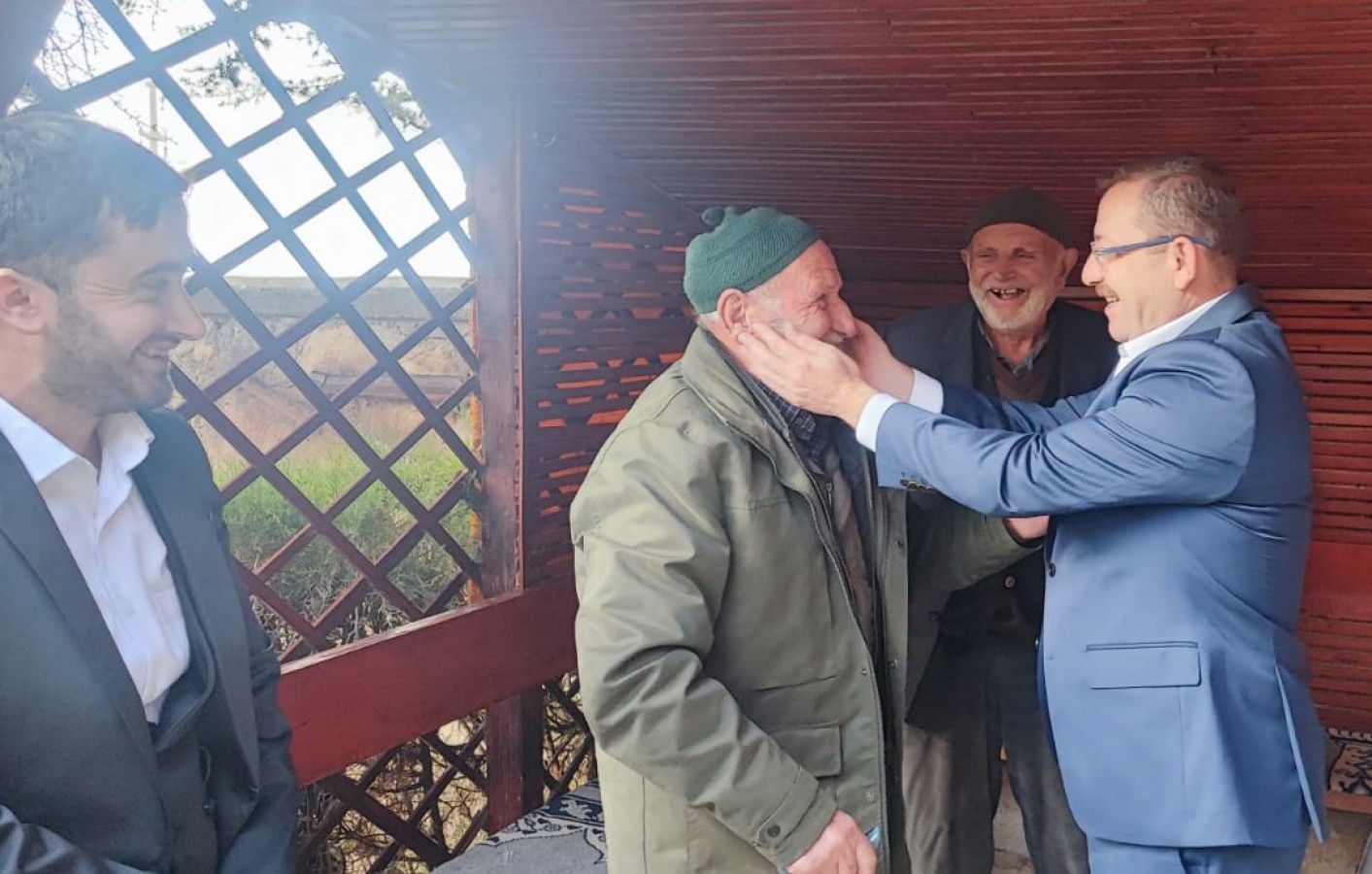 Cuma çıkışı cemaatle hasbihal etti