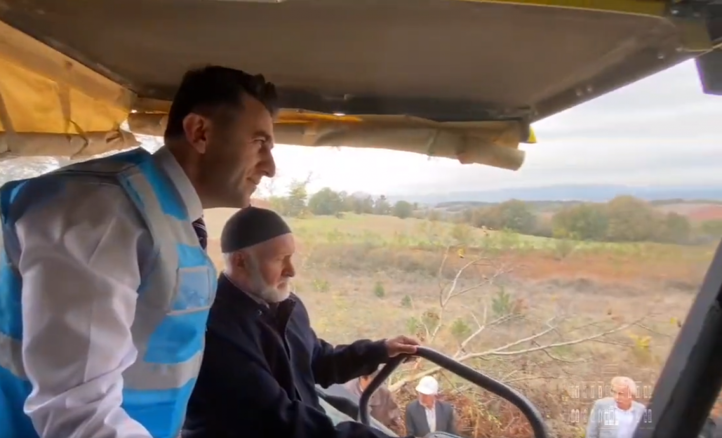 Köy yoluna sıcak asfalt serdi;