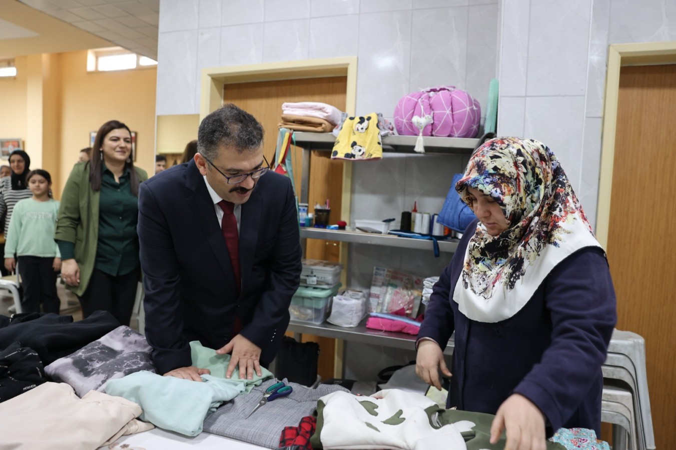 "Bildiğini öğret, bilmediğini öğren";