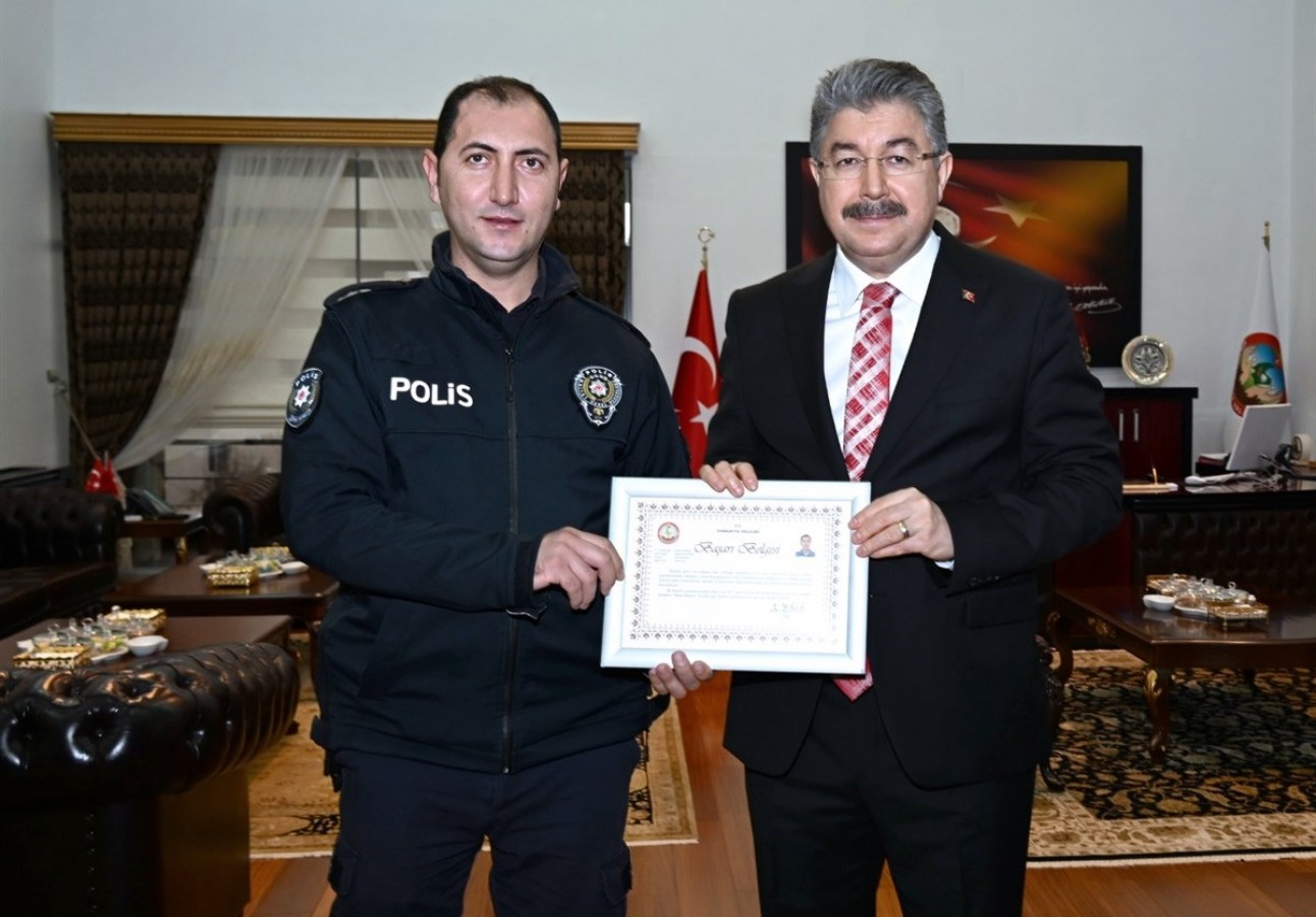Yardımsever polise başarı belgesi