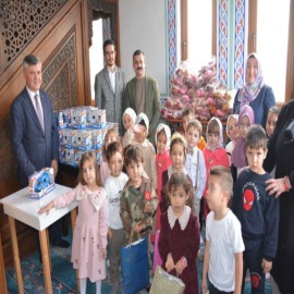 Kaymakam Kumcu’dan miniklere, “İlk Seccadem” hediyesi