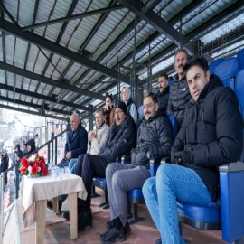 Vali Çelik, kadın futbol takımına tribünden destek verdi