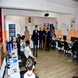 Öğrencilere tecrübelerini anlattı