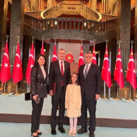 Vali Özarslan, ödüle layık görülen Kaymakam Yılmaz'ı tebrik etti