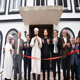 Depremde hasar alan cami ibadete açıldı