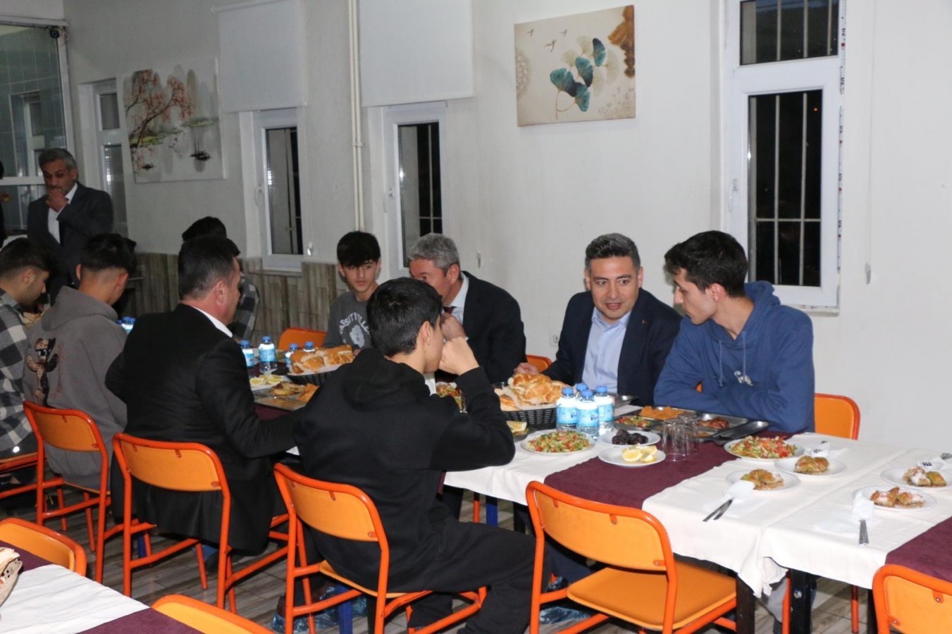 İftar sofrasında öğrencilerin hayallerini dinledi