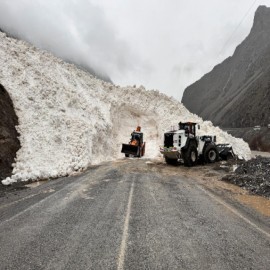 Hakkari-Çukurca karayoluna çığ düştü