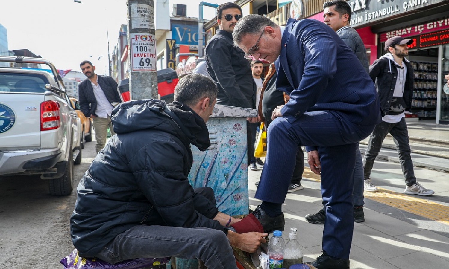 Bayram öncesi çarşıyı dolaştı;