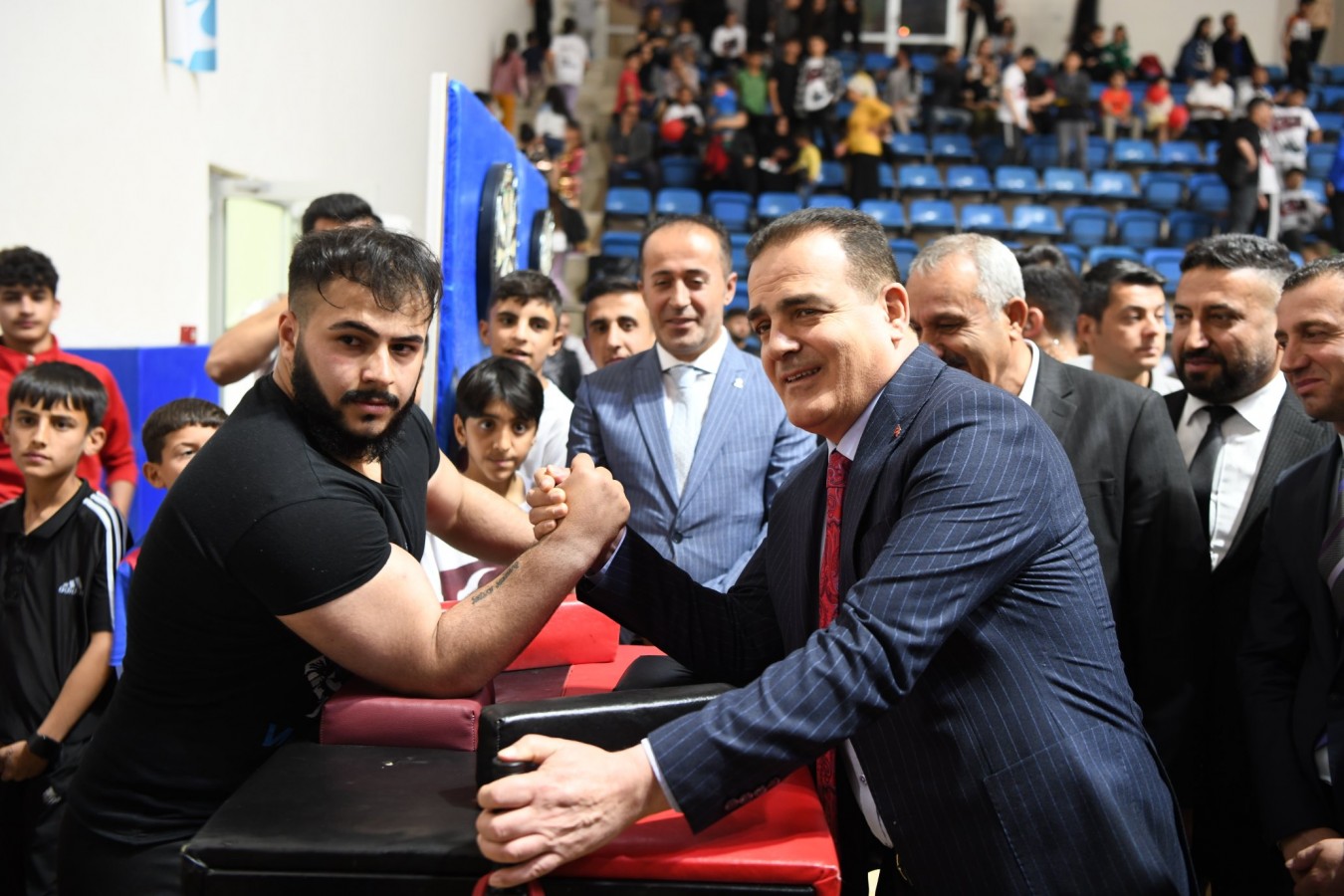 Gençlerle bilek güreşi;