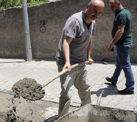 Vali parke taşı döşeyen işçilere yardım etti;