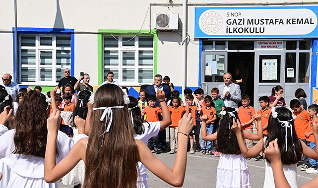 ''Halk oyunlarımız milli dayanışmayı pekiştirir ve çocuklarımızın özgüvenli olmalarını sağlar'';