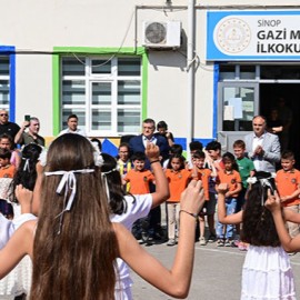 ''Halk oyunlarımız milli dayanışmayı pekiştirir ve çocuklarımızın özgüvenli olmalarını sağlar''
