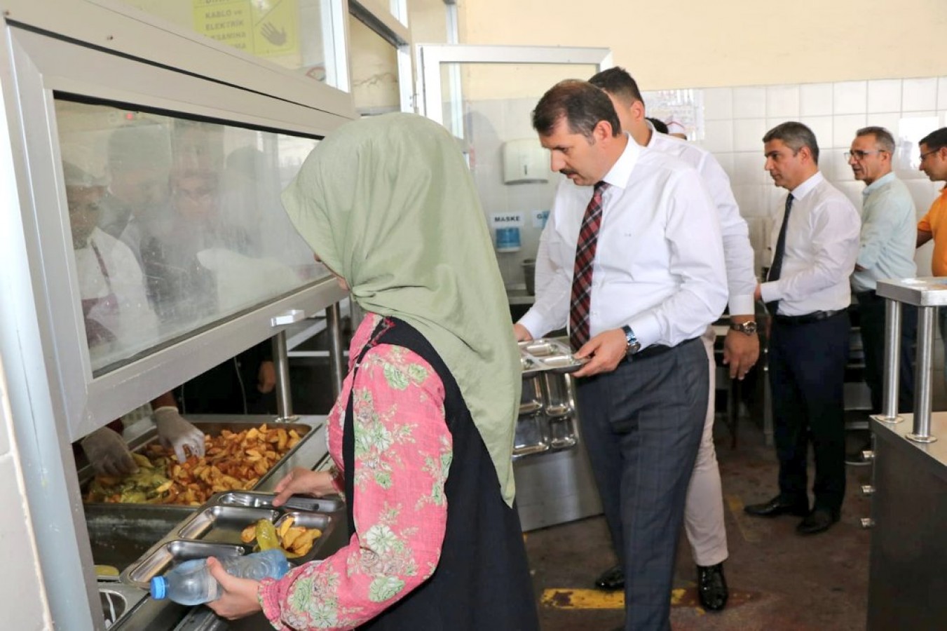 İşçilerle yemek yedi, ütü yaptı;