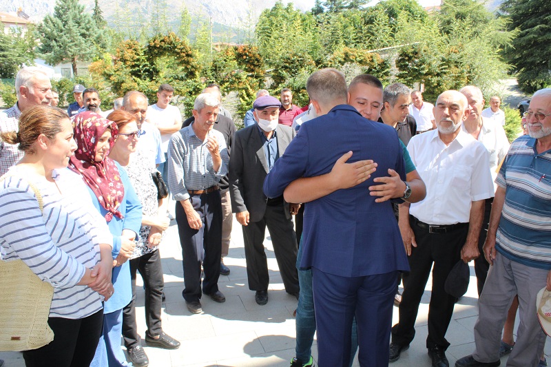 Tek tek vedalaştı