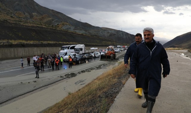 Erzincan-Sivas karayolunda heyelan