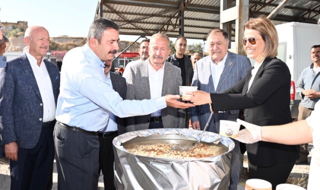 Zahire Pazarı'nda esnafla aşure bereketini paylaştı
