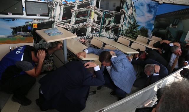 7,6 büyüklüğündeki deprem anını yaşadı