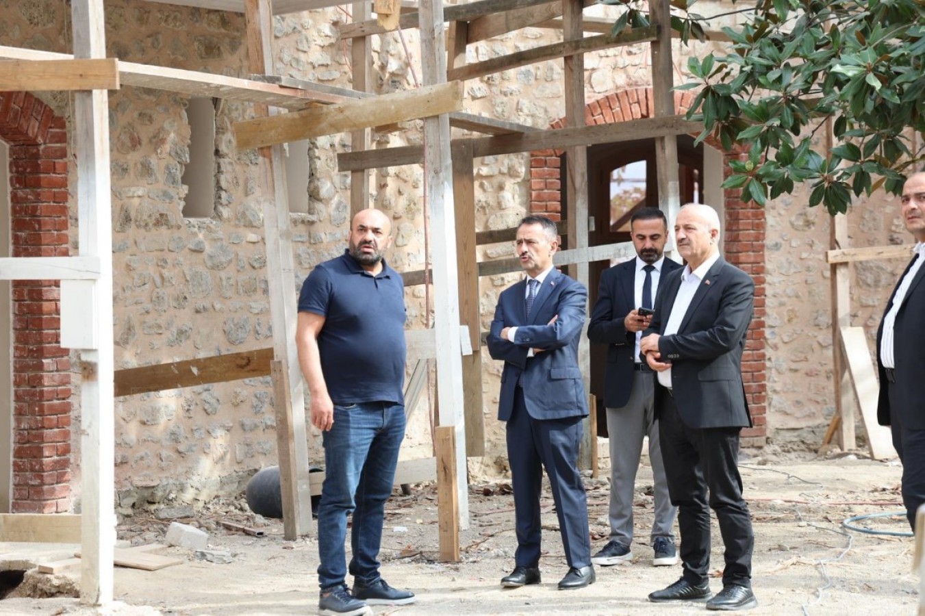 Vali Aktaş, tarihi mekanları hem gezdi hem denetledi;