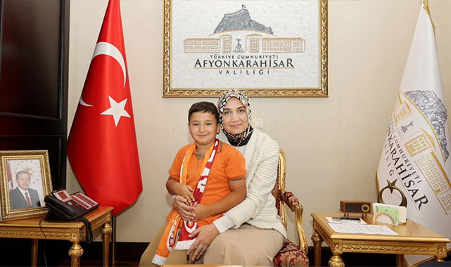 Vali Yiğitbaşı, kendisine şiir yazan miniğe forma hediye etti;