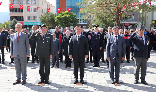 ''Gazilerimiz, kalplerimizde yaşayan şanlı destanlardır'';