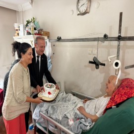 Evrak takibinde fark etti, pastayla kapısını çaldı: Merkezefendi Kaymakamı'ndan gaziye vefa