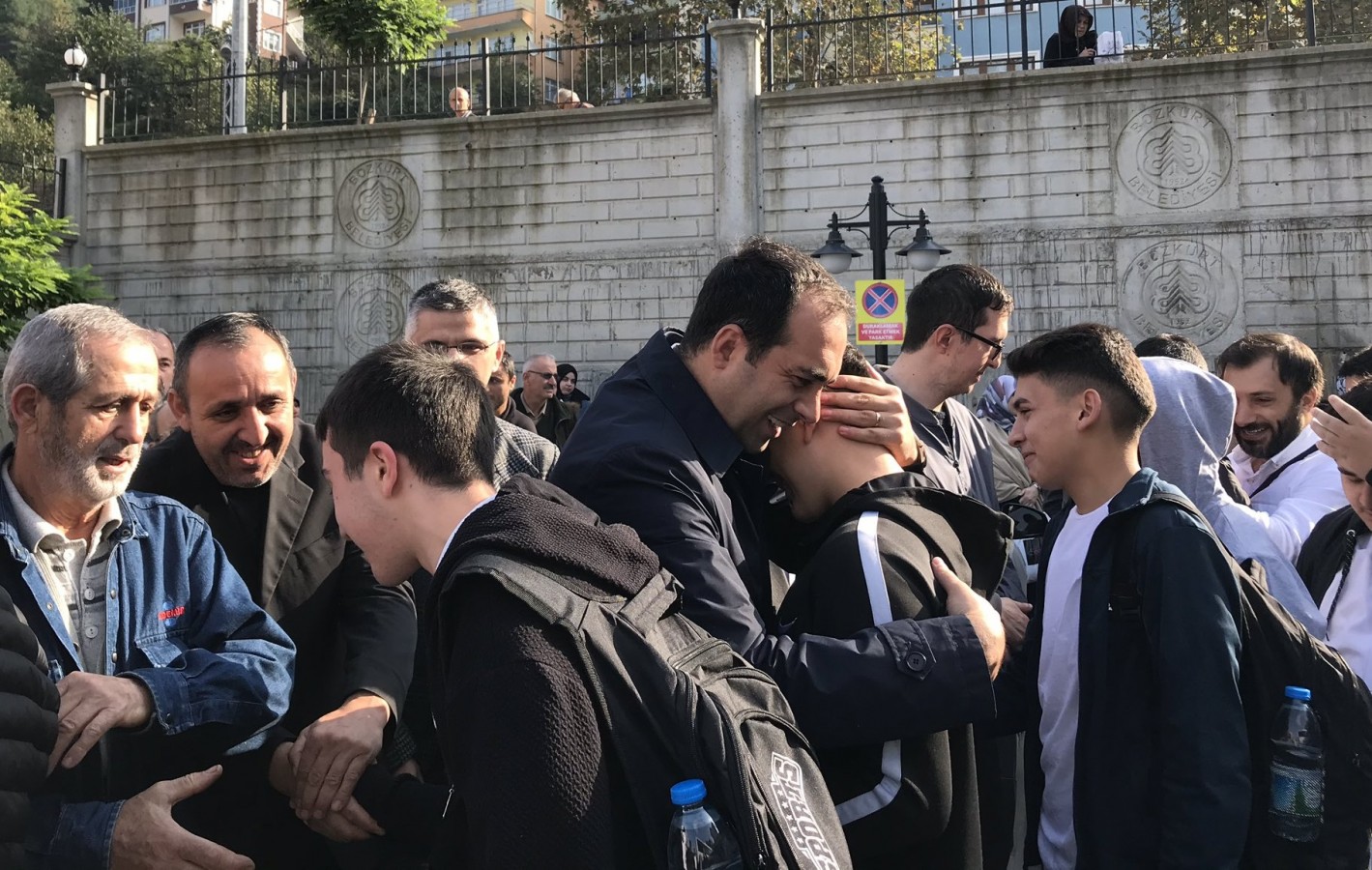 Öğrencileri umreye yolcu etti;
