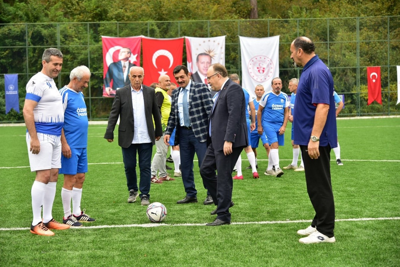 Yenilenen futbol sahasının açılışında il müdürleri maç yaptı