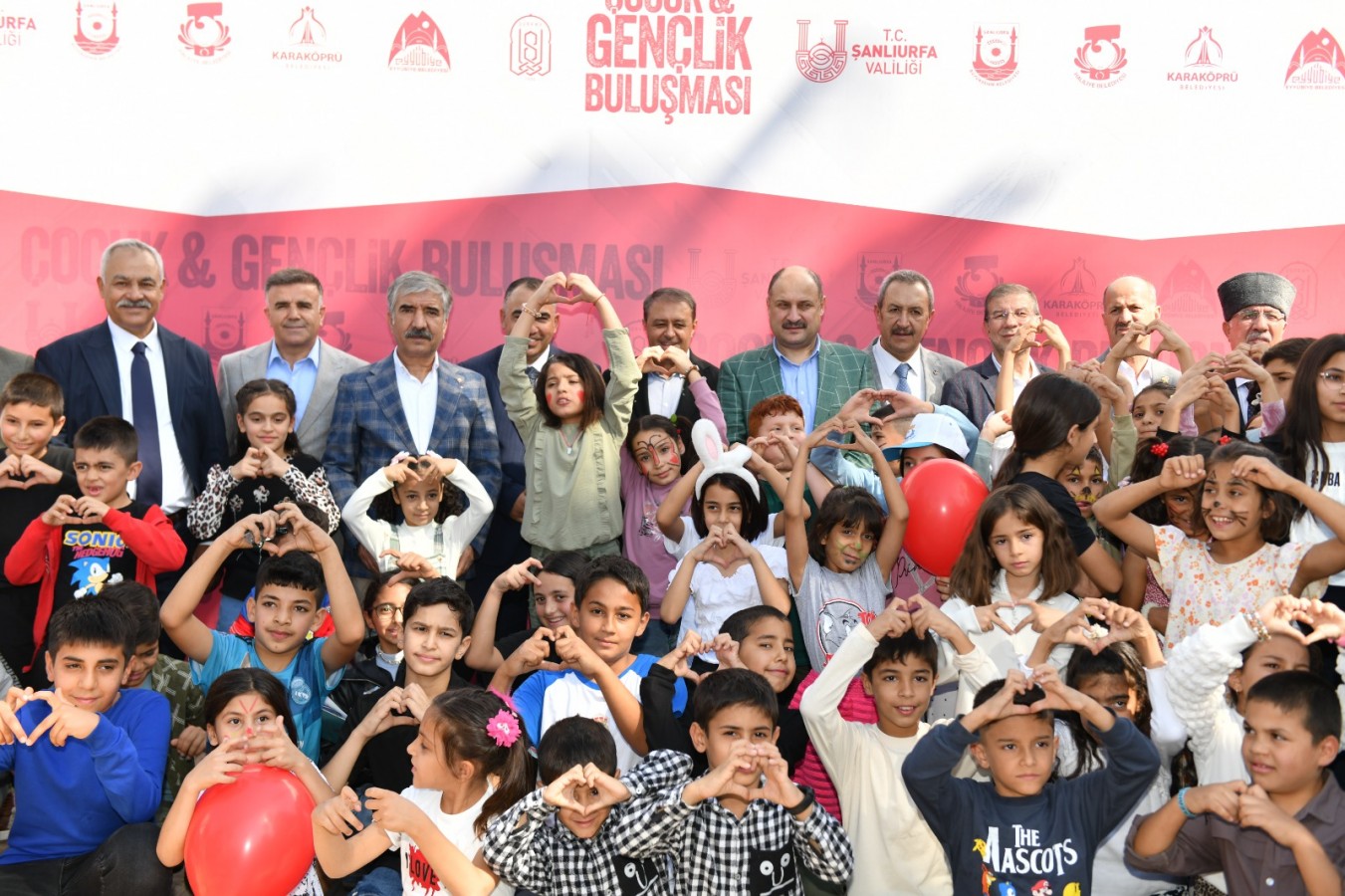 "Çocuklarımız ve gençlerimiz için ne yapsak az";