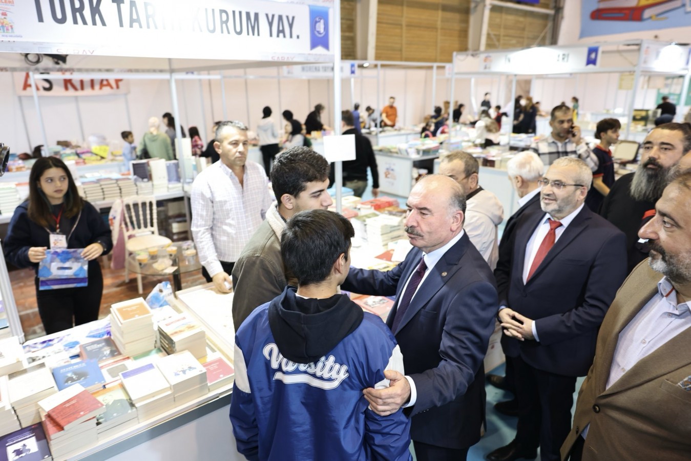 "Kitaplar, bir toplumun ortak hafızasını geleceğe taşıyan en güçlü köprülerdir";