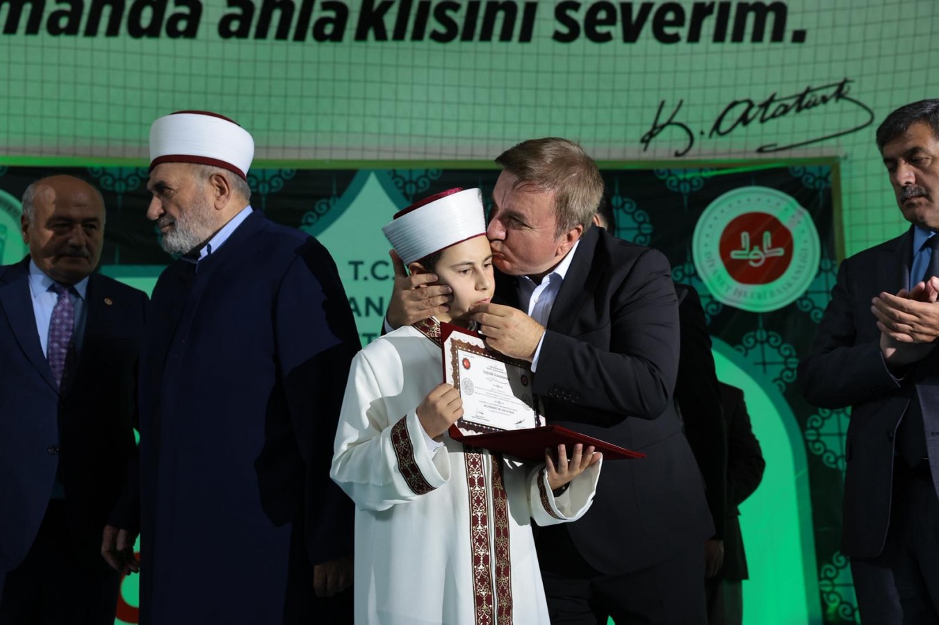 "Dilinizi ayet süslerse, gözünüzde haya, kalbinizde rahmet olur";