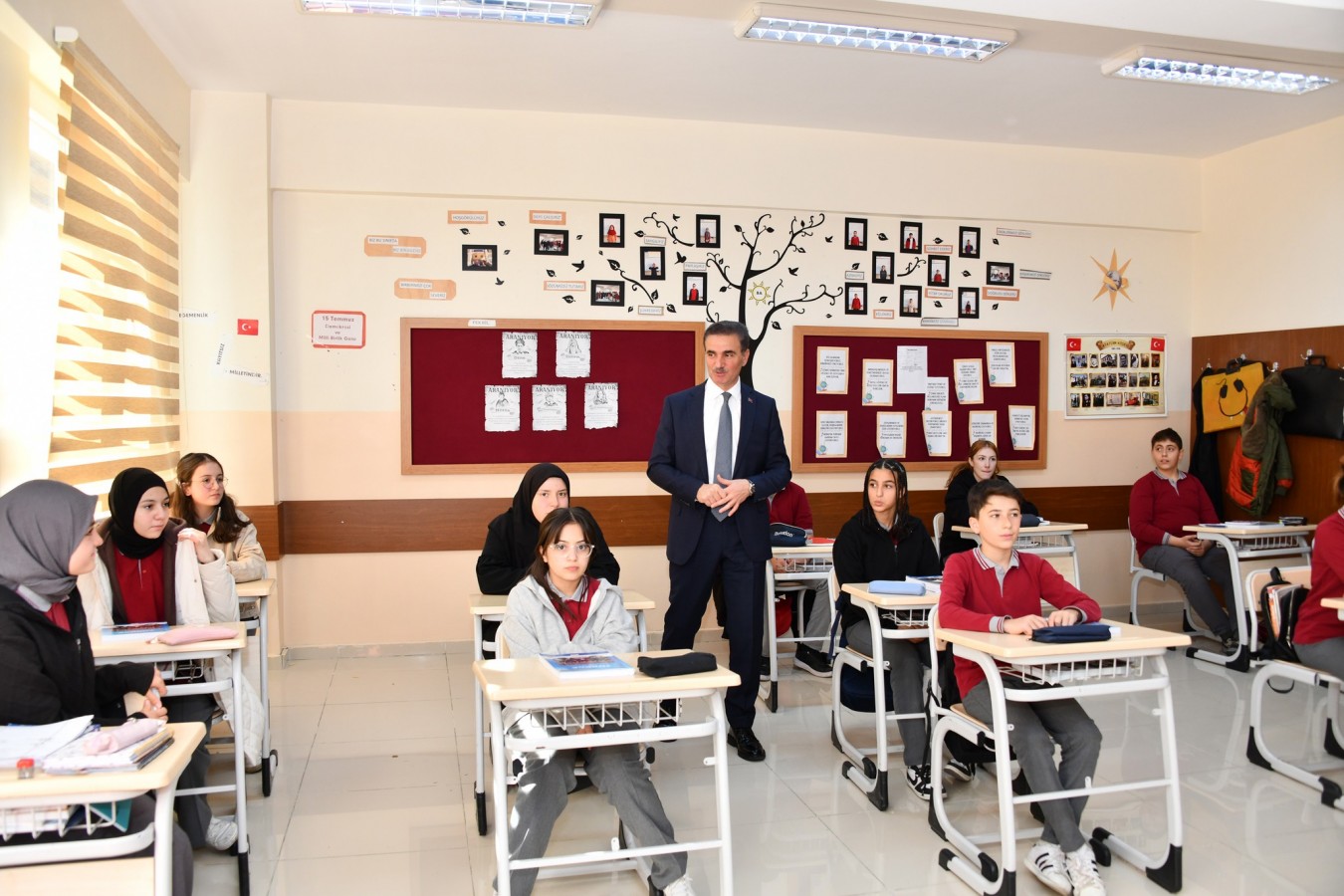 "Hayatı sorgulayan gençler yetiştirelim";