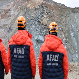 Göçük altında kalan şantiye müdürü aranıyor