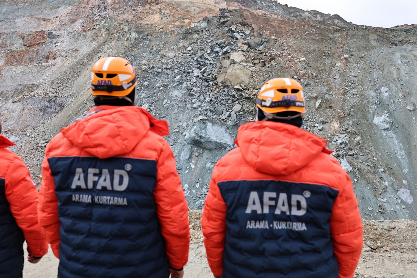 Göçük altında kalan şantiye müdürü aranıyor