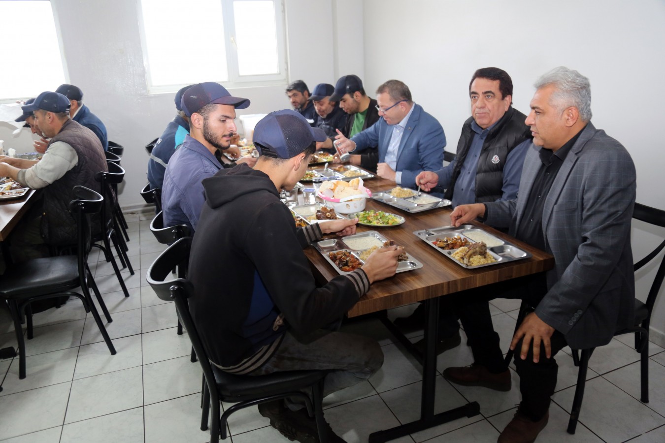 İşçilerin sofrasına misafir oldu