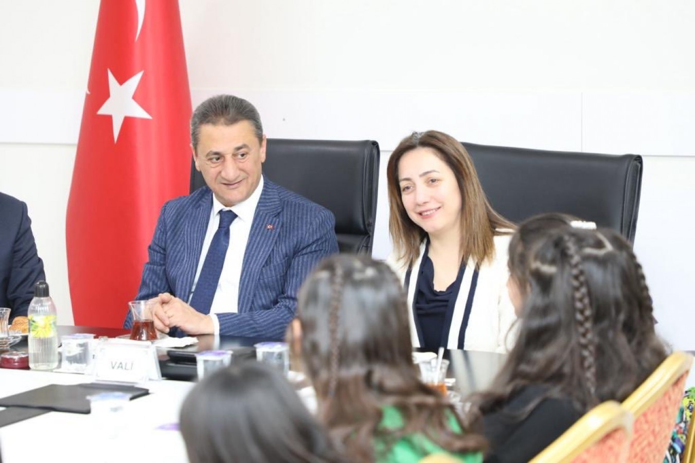 Misafir öğrencileri makamında ağırladı;