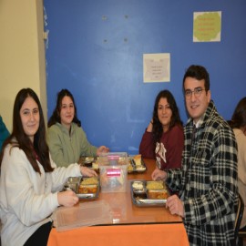 Pansiyonda kalan öğrencilerle yemek