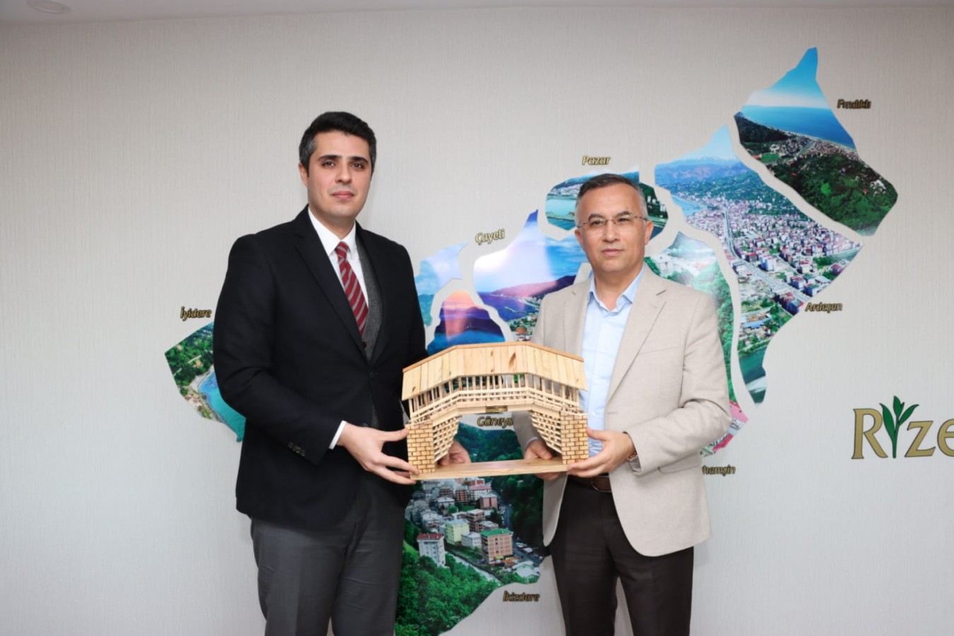 Tarihi ahşap köprünün maketini hediye etti