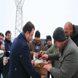 Vali Köklü, karla mücadele eden ekiplere tatlı ikram etti