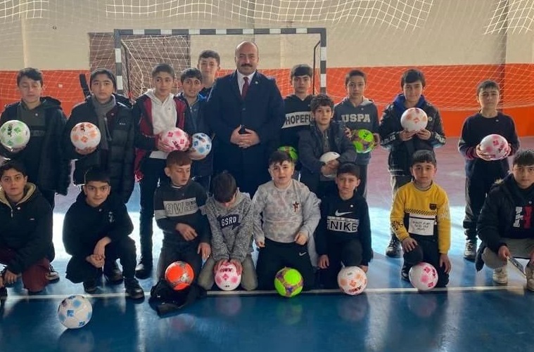 Kitap okuyan öğrencilere futbol topu;