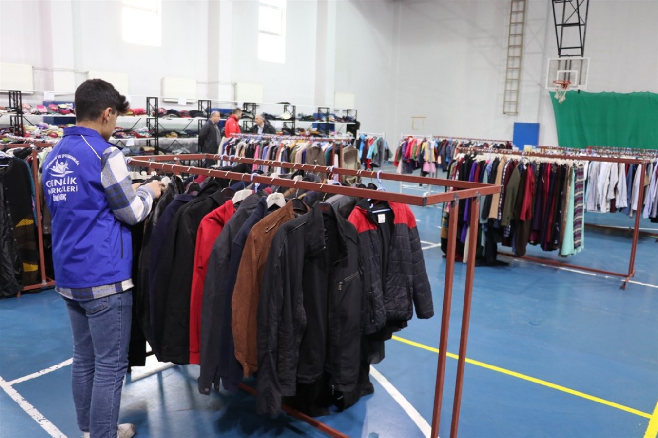 Depremzedeler ihtiyaçlarını 'sosyal market'ten karşılıyor;
