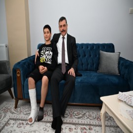 Ayağı kırılan öğrenciye 'geçmiş olsun' ziyareti