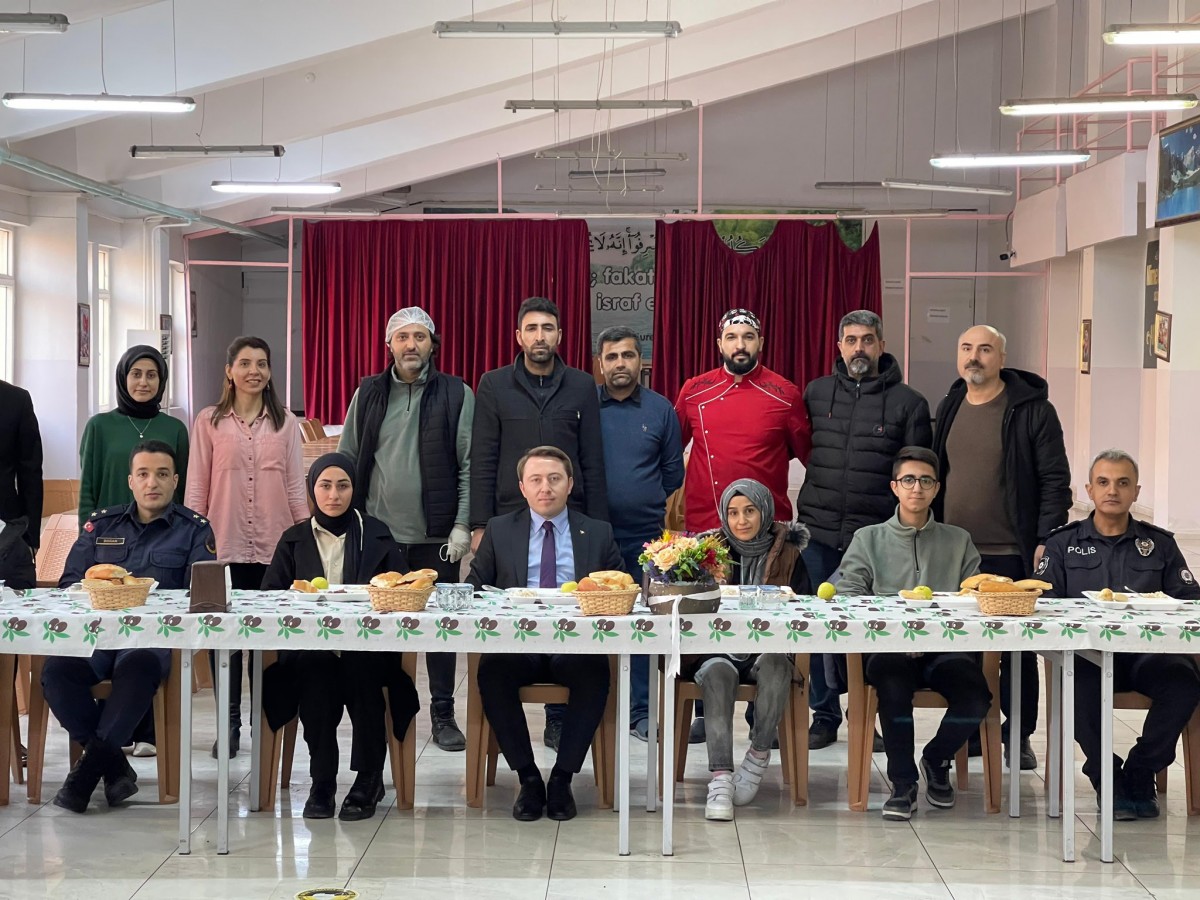 Öğrencilerle akşam yemeğinde buluştu