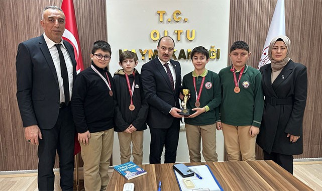 Oltulu badminton takımı ilçeye moral oldu: ''İlçemizi gururla temsil ettiler, bütün sporcuları kutluyorum''