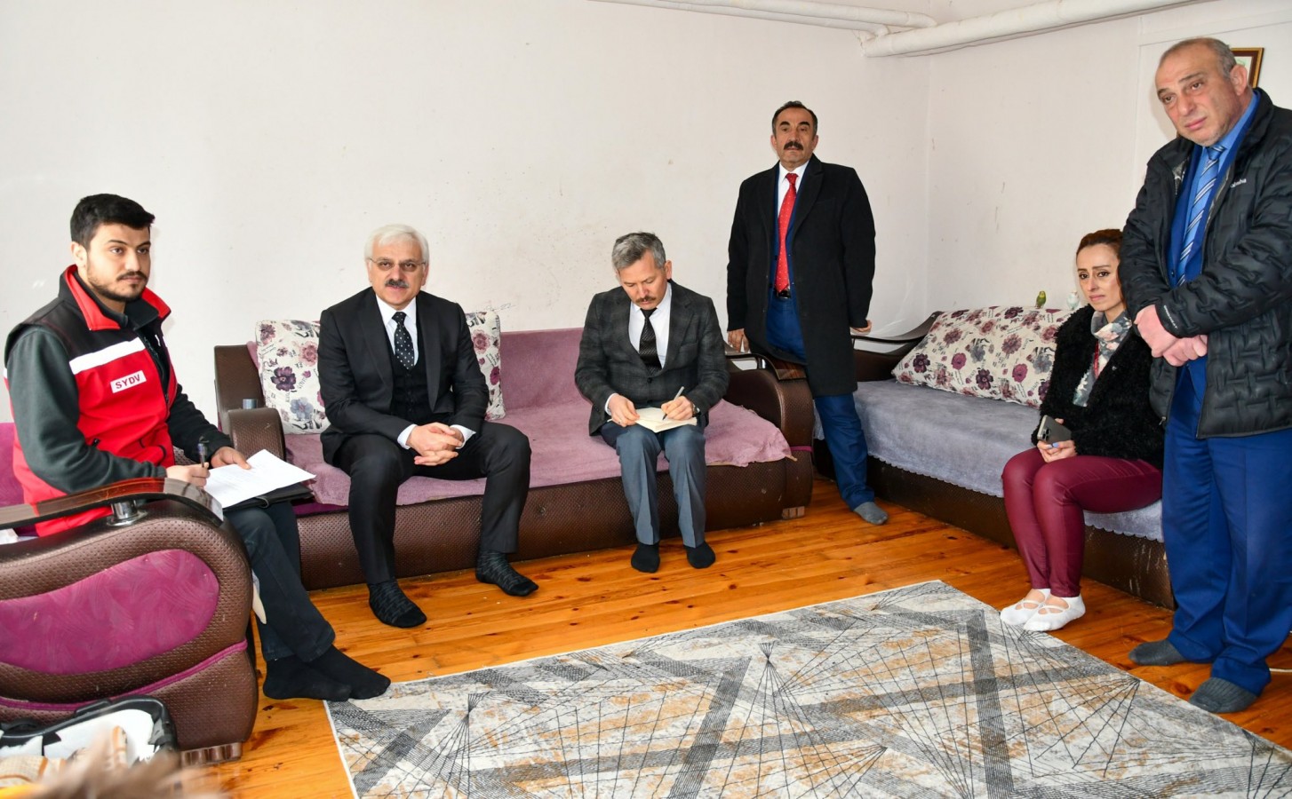 Vatandaşların dertlerini evlerinde dinledi;