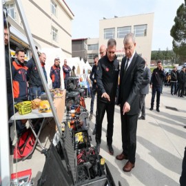 AFAD’a alınan yeni ekipmanları teslim etti