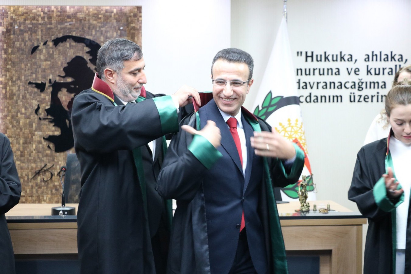 Avukatlık stajını tamamladı, cübbe giydi;