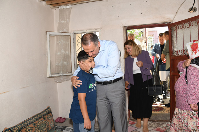 Yetim çocuklara 'Vali baba' şefkati;
